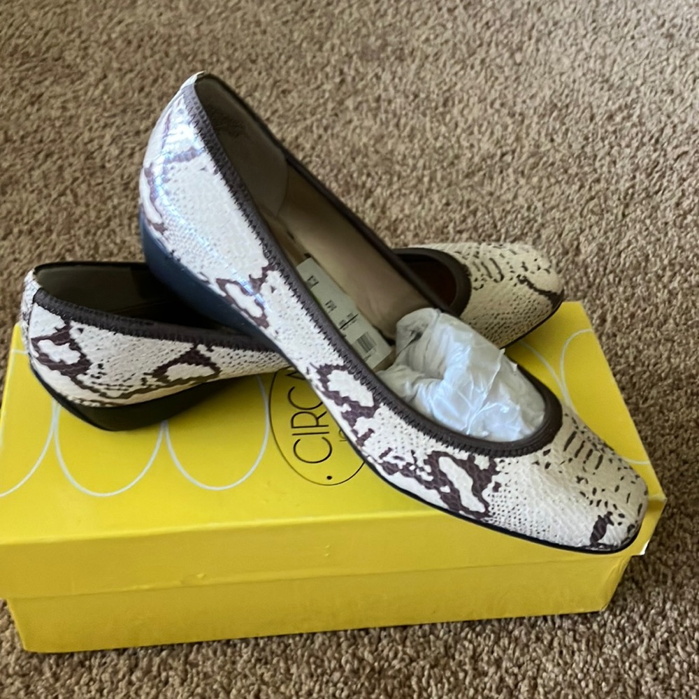 Circa by Joan& David  flats 7 1/2